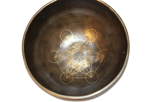 Kézzel készített 7 fémes dizájn hangtál, 499 gramm 🟡 Napfonat csakra: Önbizalom – Erő – Harmónia