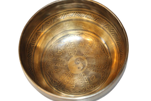 Kézzel készített 7 fémes dizájn hangtál, 410 gramm 🟡 Napfonat csakra: Önbizalom – Erő – Harmónia