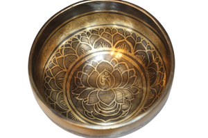 Kézzel készített 7 fémes dizájn hangtál, 395 gramm 🟡 Napfonat csakra: Önbizalom – Erő – Harmónia